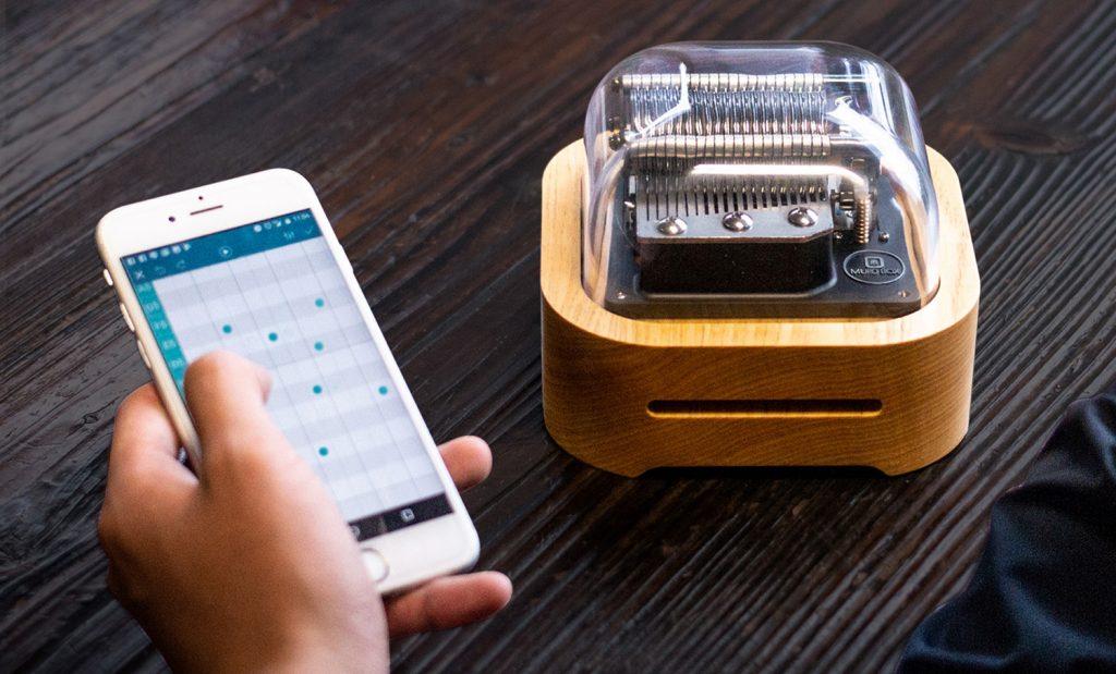 Muro Box 智慧音樂盒，用手機APP控制演奏曲目的機械式音樂盒