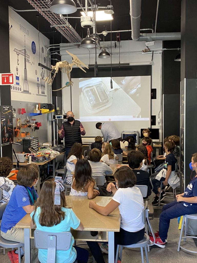 Felipe Gutiérrez Álvarez, an elementary school music teacher at The American School Foundation, taught his students the science, music and technology with the programmable music box Muro Box.