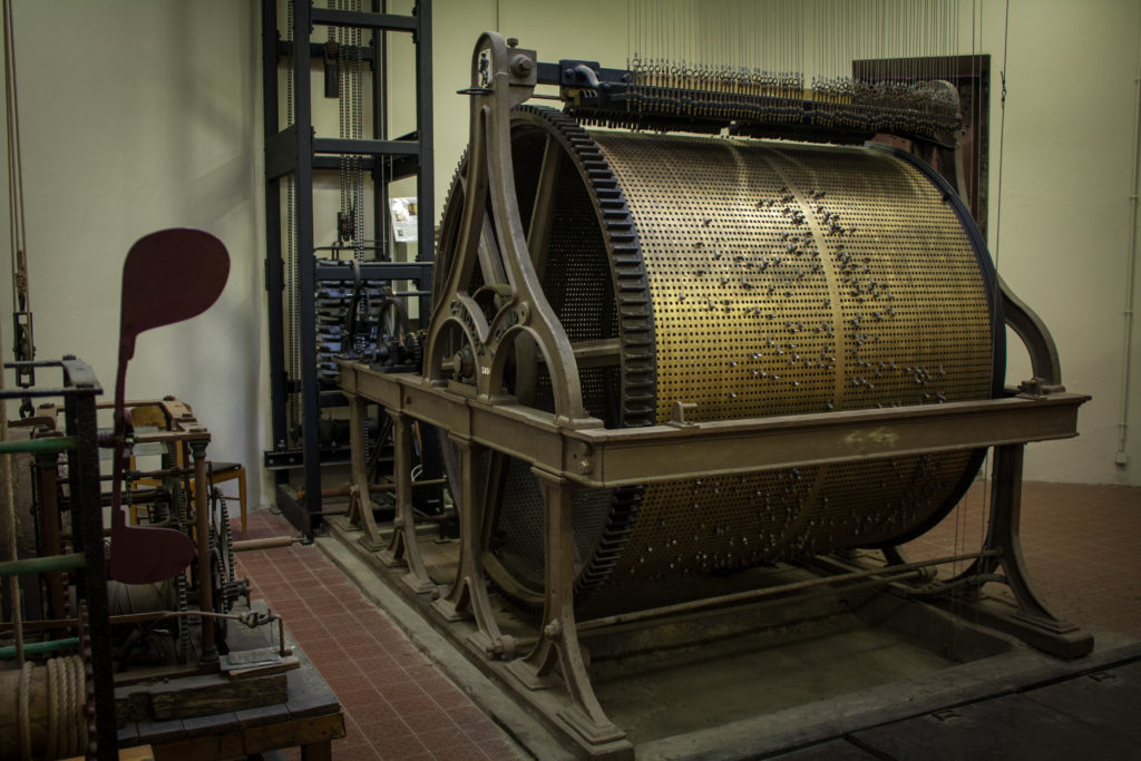 鐘樓音樂鐘背後的機構，用巨大的金屬滾筒控制旋律。這個機制與小音樂盒其實是一樣的。照片是位於比利時的根特鐘樓 (The Belfry, Ghent, Belgium)