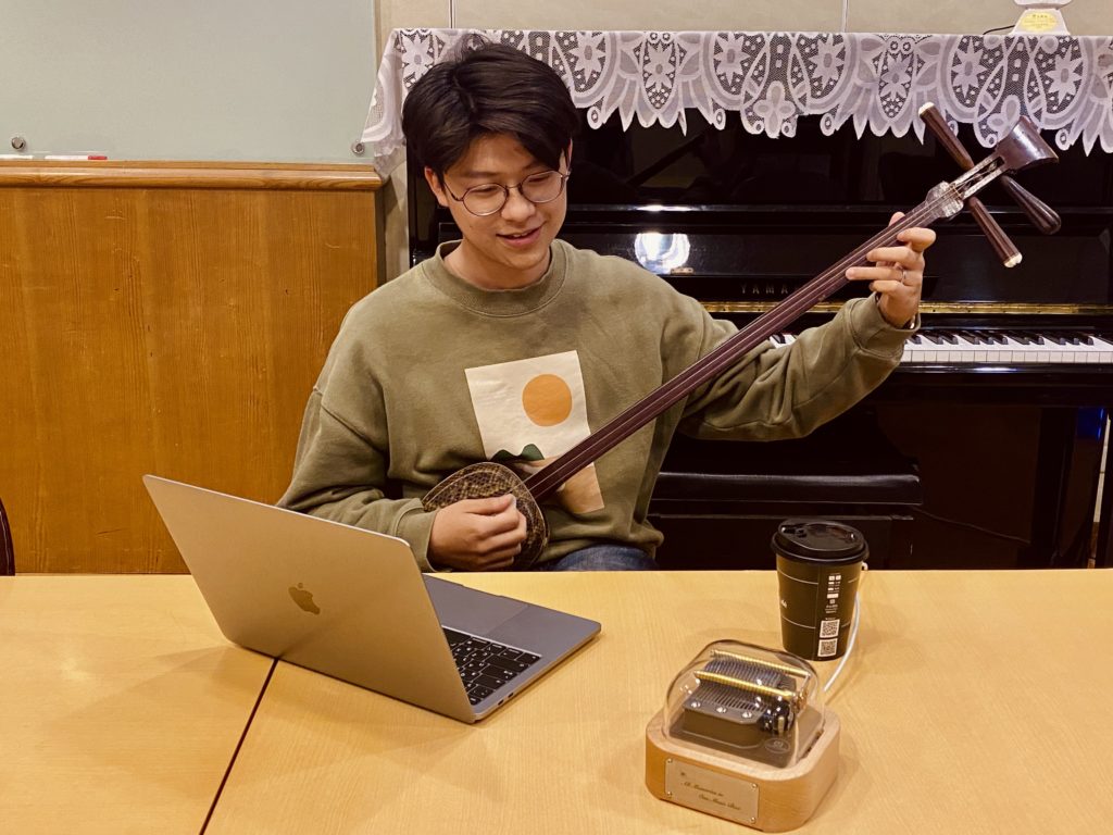 我是江浩綦，目前就讀國立臺灣大學音樂學研究所，主修中阮，副修三弦