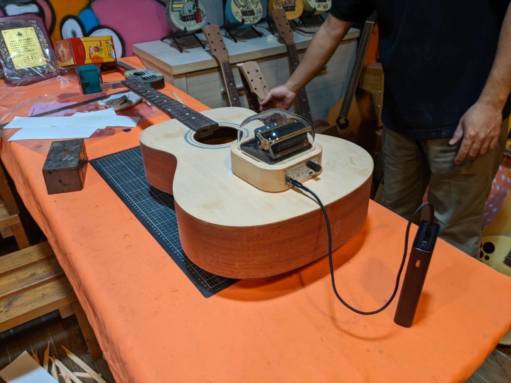 Muro Box N20 is played on an acoustic guitar to test whether the resonance effect is better than the existing resonance box.