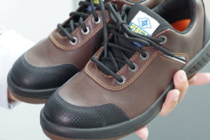 堅硬又輕盈的特性，也被用來取代鋼頭鞋的保護鞋頭。