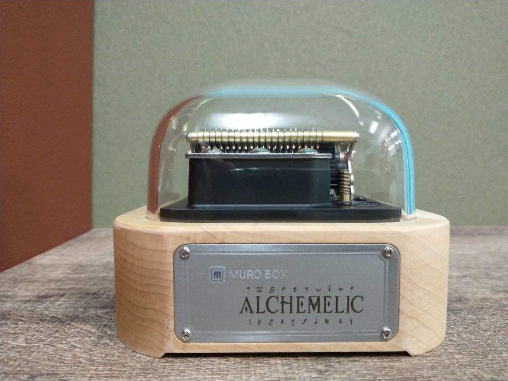 “Alchemelic” is a new word coined by Kalyca and Proton d-oo-b, and it combines “alchemy” and “melic”. They decided to engrave this word on the metal plate of their Muro Boxes to make them special and unique.