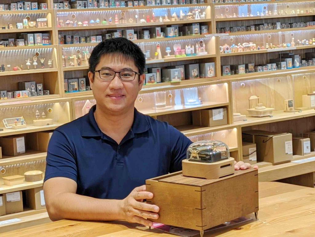 One Saturday afternoon, while strolling through the Modern Music Bell Museum in Taichung City, I unexpectedly came across this smart music box. To my surprise, the person who patiently introduced me to the app functions was Dr. Shiao-Chen Tsai, the co-founder of Muro Box. It turned out that she was visiting this store to observe customer reactions so she explained the app's composition features to me in person.