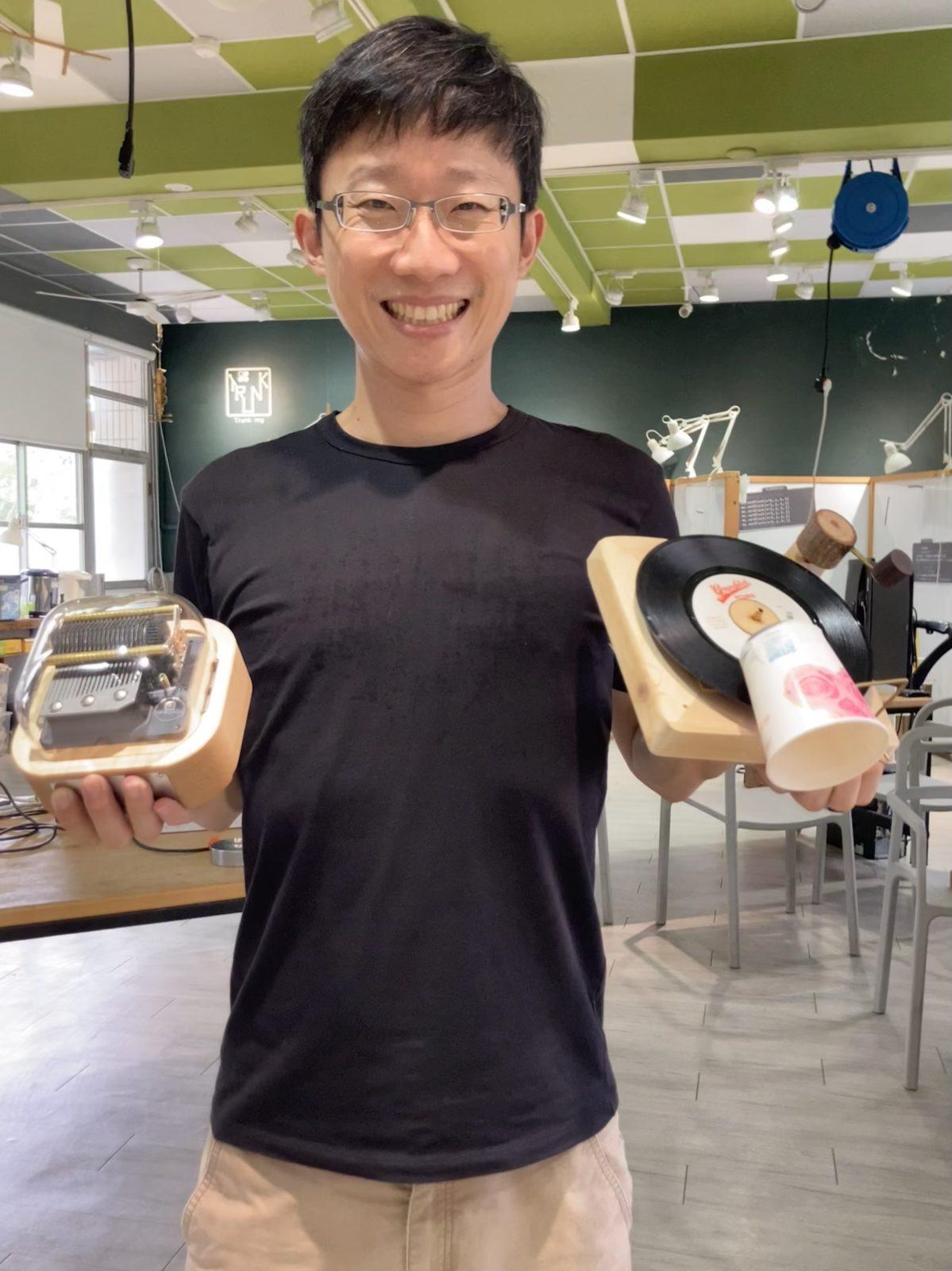 Teacher Wang works in a Nanshin Junior High School in Tainan City, and he is in charge of the course design in its tech center to develop some new courses in the music theme.