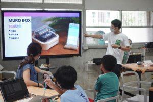 Teacher Wang introduced to the students how the Muro Box was developed from scratch because he thinks this journey is the best example of task-based and problem-solving skill.