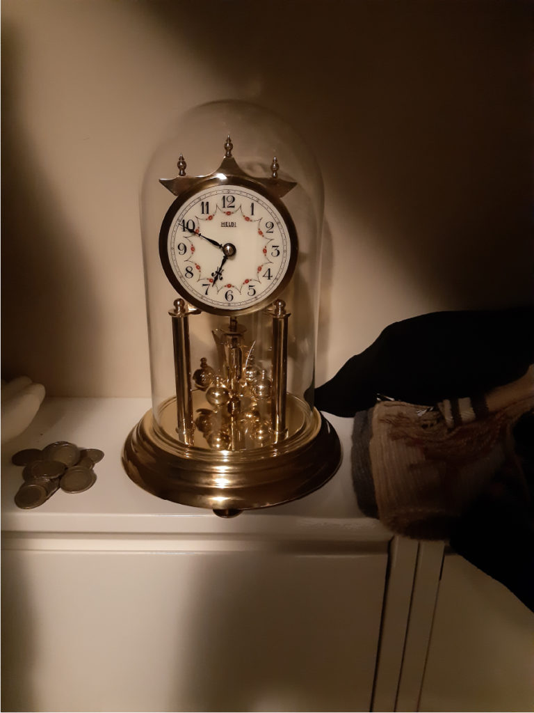 我成功修好了一個週年時鐘，現在它在我的走廊上滴答作響。 😊