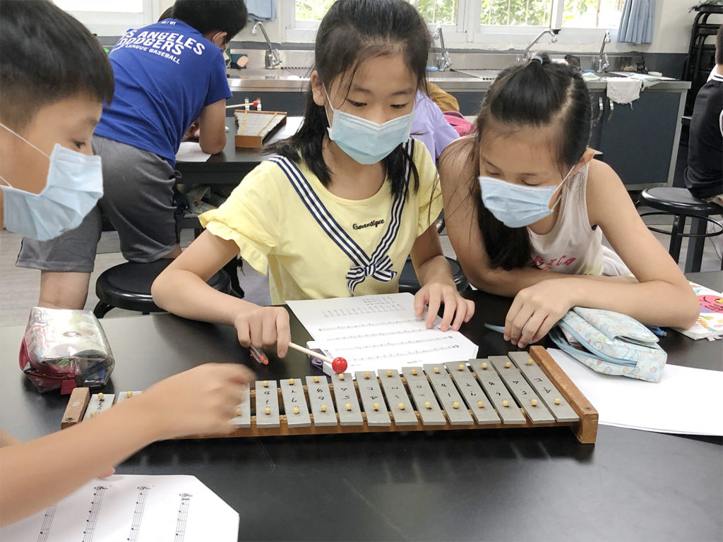 課程中使用鐵琴、拇指琴等樂器讓學生察覺發聲體大小與音高的關聯。