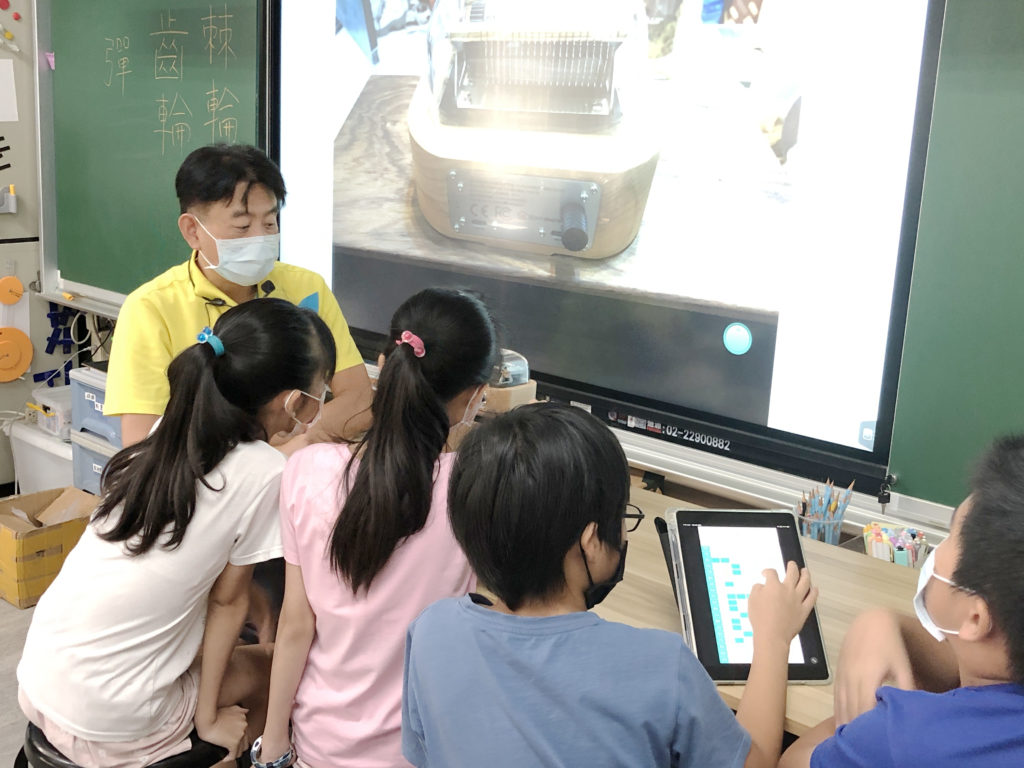 I made efforts to integrate some teaching ideas into the Taoyuan City Summer Science Classroom Project. Collaborating with Teacher Junming Chen, we prepared together to implement this teaching design.