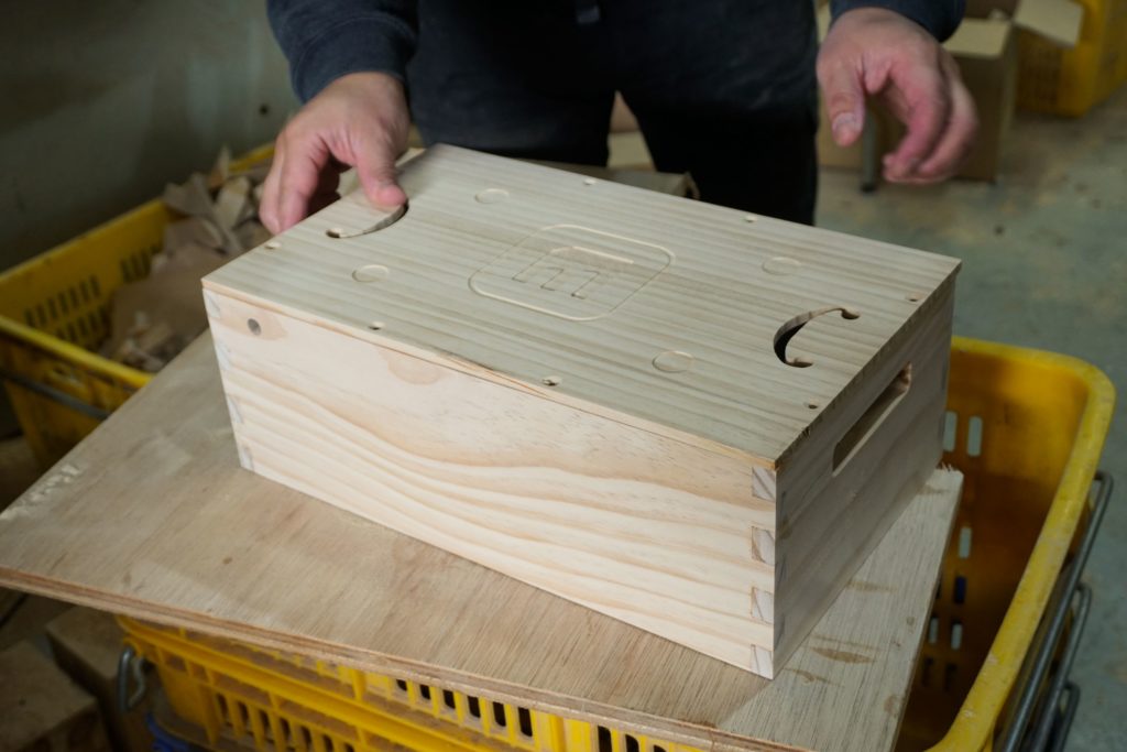 The first sample of the N40 pine wood resonance box has been born at the factory!