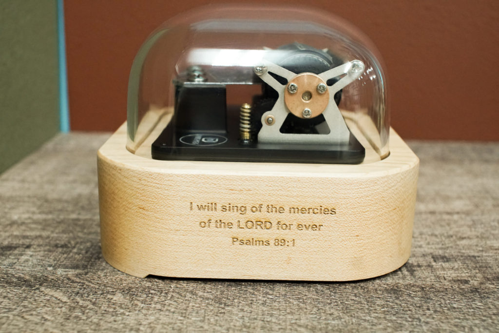我们的 Muro Box 上刻有T和我的中英文名字以及诗篇 89:1 中的圣经经文：“我要歌颂耶和华的慈爱，直到永远，我要用口将你的信实传与万代。