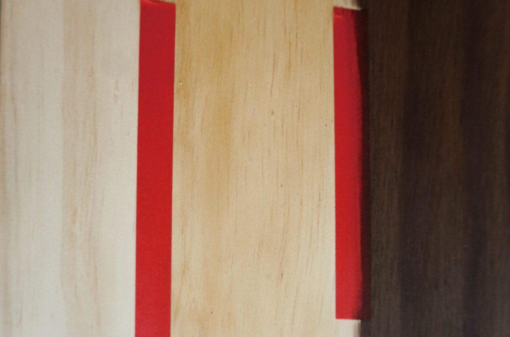 此為用松木板材示意：左邊是無上漆的木材原樣，中間是塗上透明木蠟油，右邊則是塗上了黑胡桃色木蠟油。往後我們會提供的噴漆服務顏色會以這個為參考色。