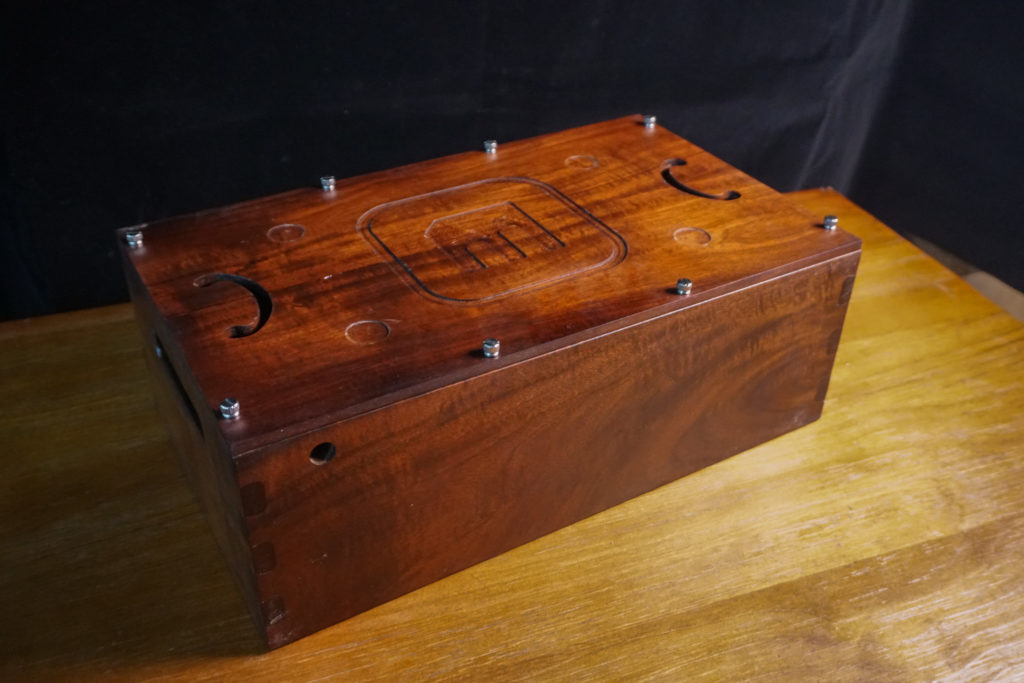 This resonance box is made of native Taiwan Acacia wood.