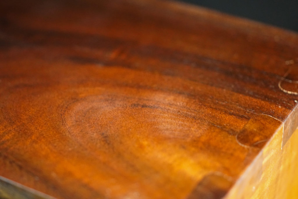 This is the close shot of the Taiwan Acacia wood’s grain and the joint design of the resonance box.