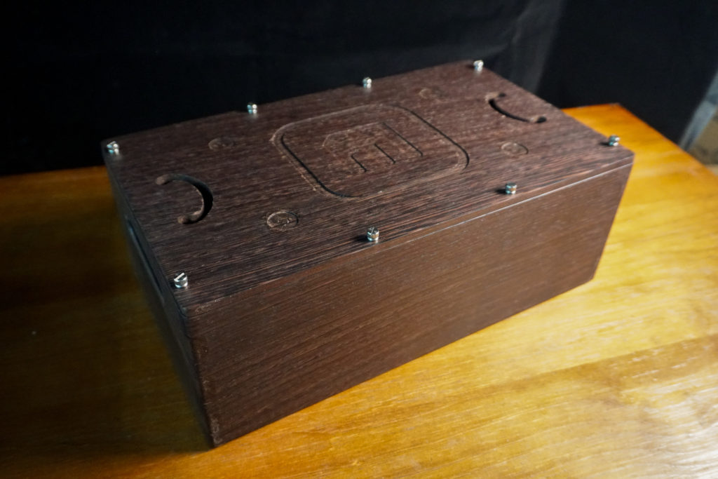This resonance box is made of Millettia Laurentii (its Chinese name translated means “Chicken wing wood”).
