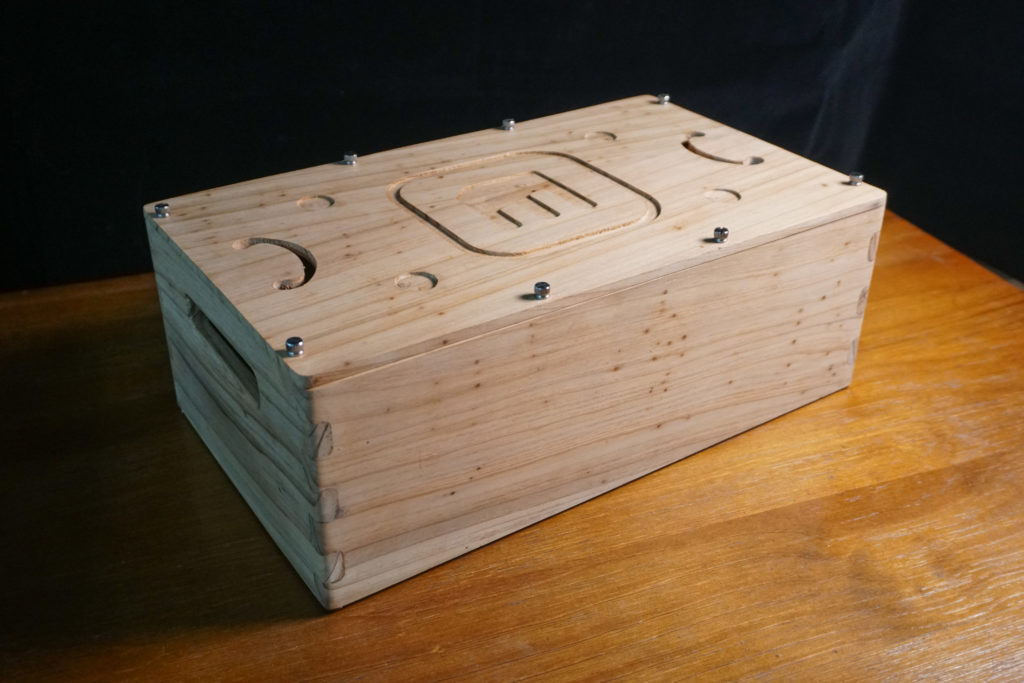 This resonance box is made of Japanese cedar.