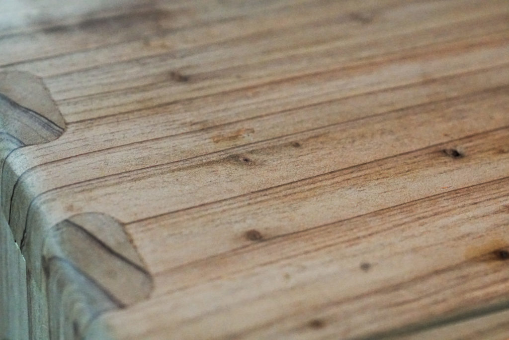 This is a close shot of Japanese cedar’s wood grain and its joint design of the resonance box.