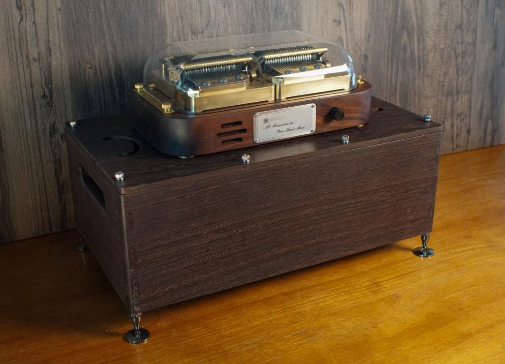 Muro Box-N40穆風版音樂盒和雞翅木製共鳴箱的搭配，散發出穩重內斂的氣質。