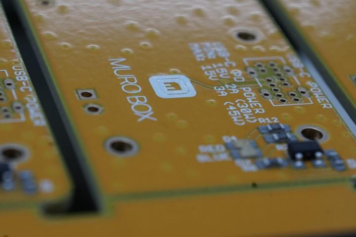 每一代Muro Box的电路板颜色都不同，此次N40机种使用的是呼应穆风的黄铜配色的"尊荣黄"。