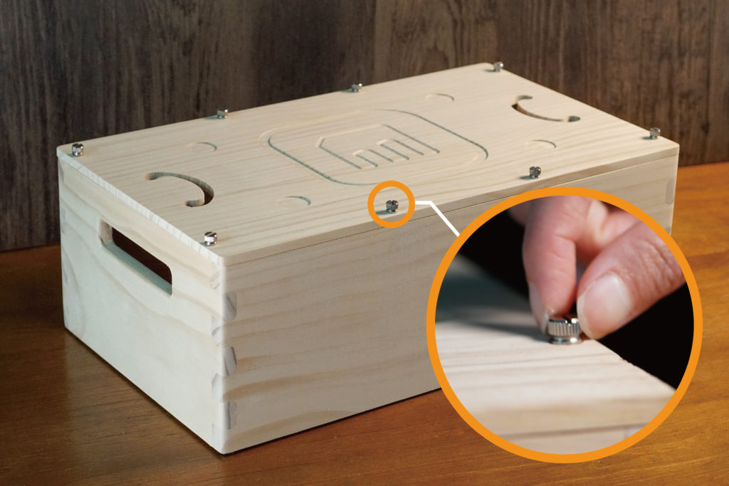 共鸣箱也是音乐盒的运送箱，其上盖的可用徒手拧螺丝的设计，让您拆装自如。