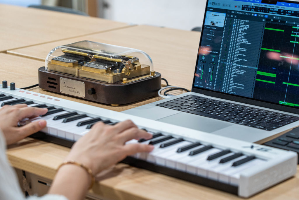 Muro Box-N40 Sublime (app-controlled and programmable music box) plays in sync with the MIDI keyboard performance by the arranger.