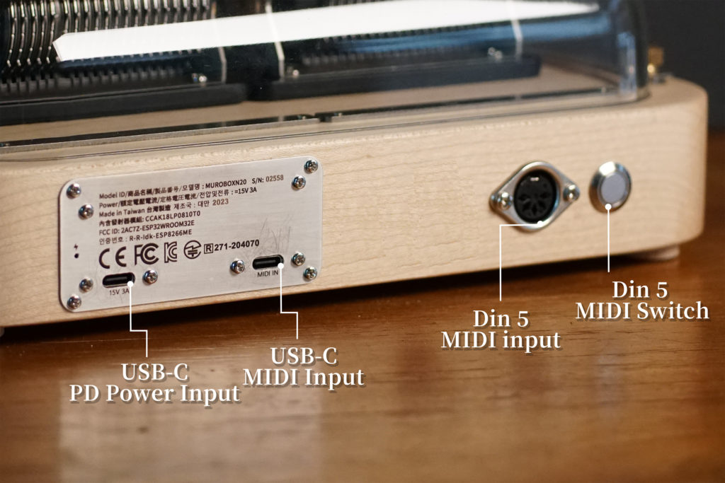 Muro Box-N40 音樂盒的背面金屬板上有一個電源輸入插槽和一個 MIDI 輸入插槽，兩者均為 Type-C 接口。此外，還有一個 Din 5 MIDI 插槽以及一個用於接收 Din 5 MIDI 連接線 MIDI 訊息的按鈕。