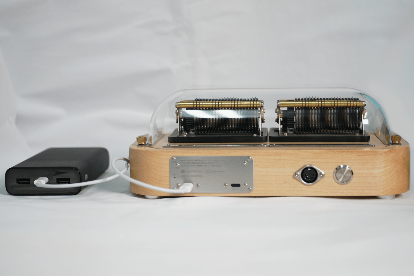 Muro Box-N40標準版オルゴールは、モバイルバッテリーに接続できるため、持ち運びや外出先での展示や演奏も手軽に楽しめます。