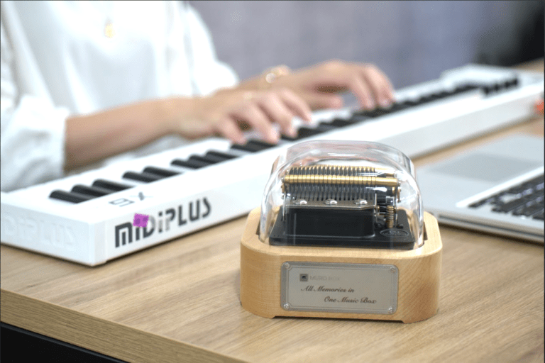 編曲師用MIDI PLUS的MIDI鍵盤控制智慧音樂盒(20音標準版)演奏出她彈奏的曲目。The arranger uses a MIDIPLUS MIDI keyboard to control the Muro Box music box (20-note standard version) and play the songs she performs.
