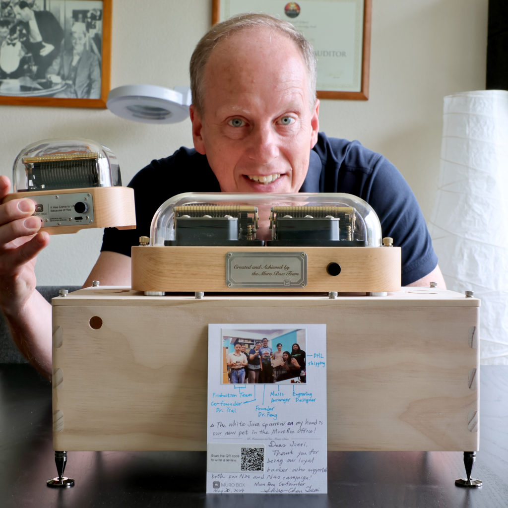 Our long-time customer from the Netherlands, Joeri, was delighted to receive the handwritten card and team photo we included with his shipment. He sent us a picture featuring both his previously purchased N20 standard version music box and the newly received N40 standard version music box with the pinewood resonance box to express his gratitude.