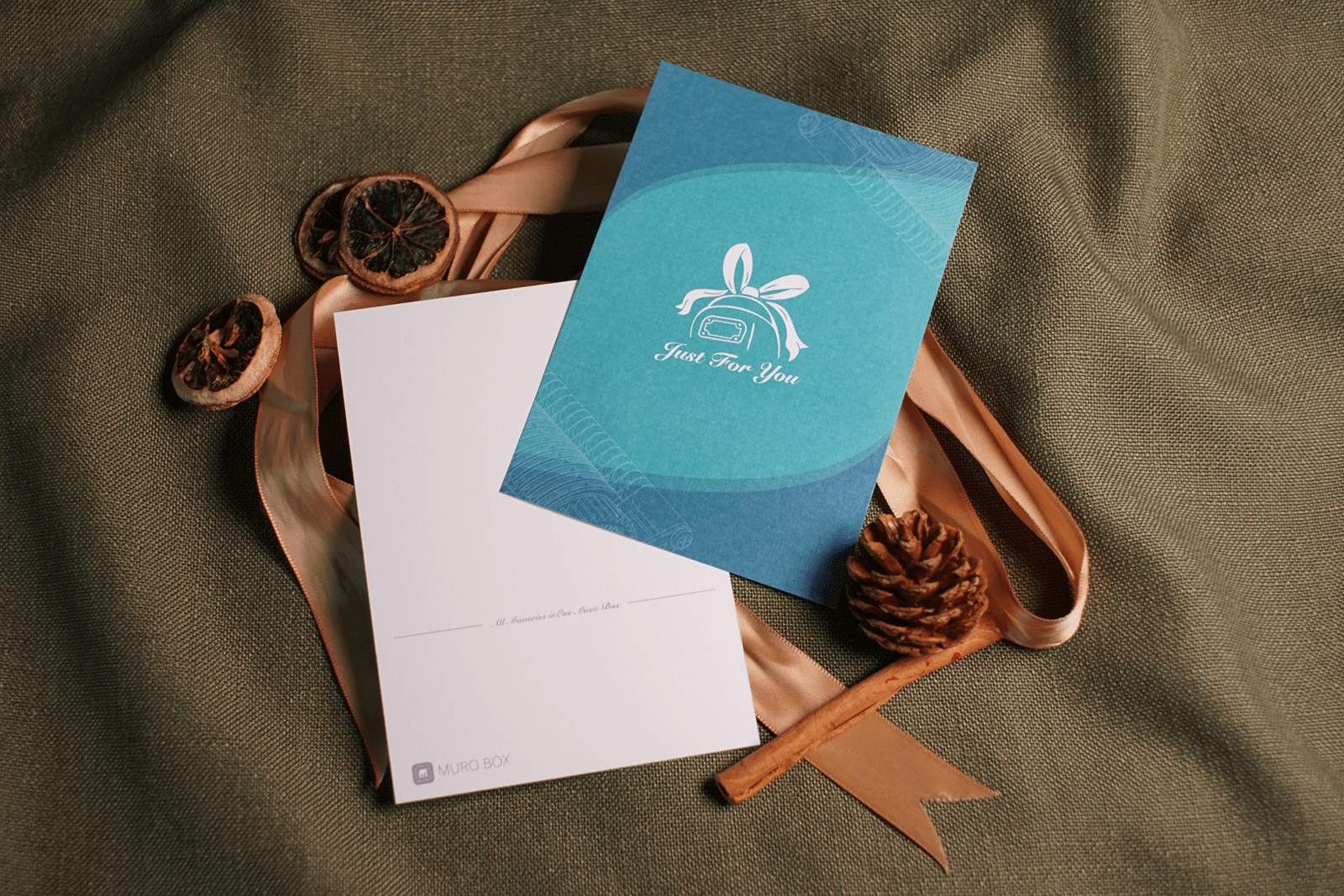 The Muro Box team includes a blank card with each shipment for customers who purchased its product as a gift, making it easy for them to convey their sentiments to the recipient.