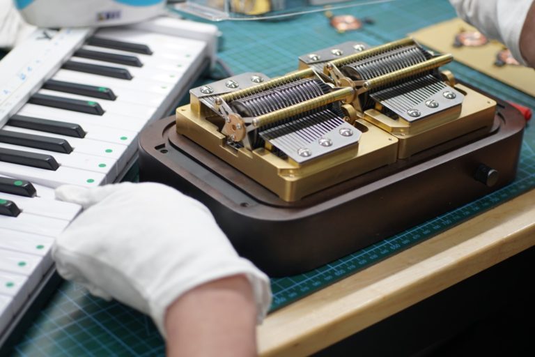 The operator is using a MIDI keyboard to control the N40 Sublime music box, striking the same note repeatedly to listen for any abnormal sounds.