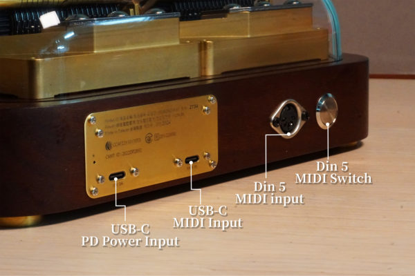 Muro Box-N40穆风版智慧音乐盒的电源USB-C 插孔，与MIDI音讯输入用的USB-C与MIDI 5 Pin Din插孔和该规格插孔启动用的按钮。