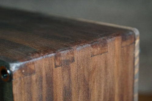 ▲N40 Pinewood Resonance Box with Black Walnut Lacquer Finish - Close-up of Grain and Joinery Details