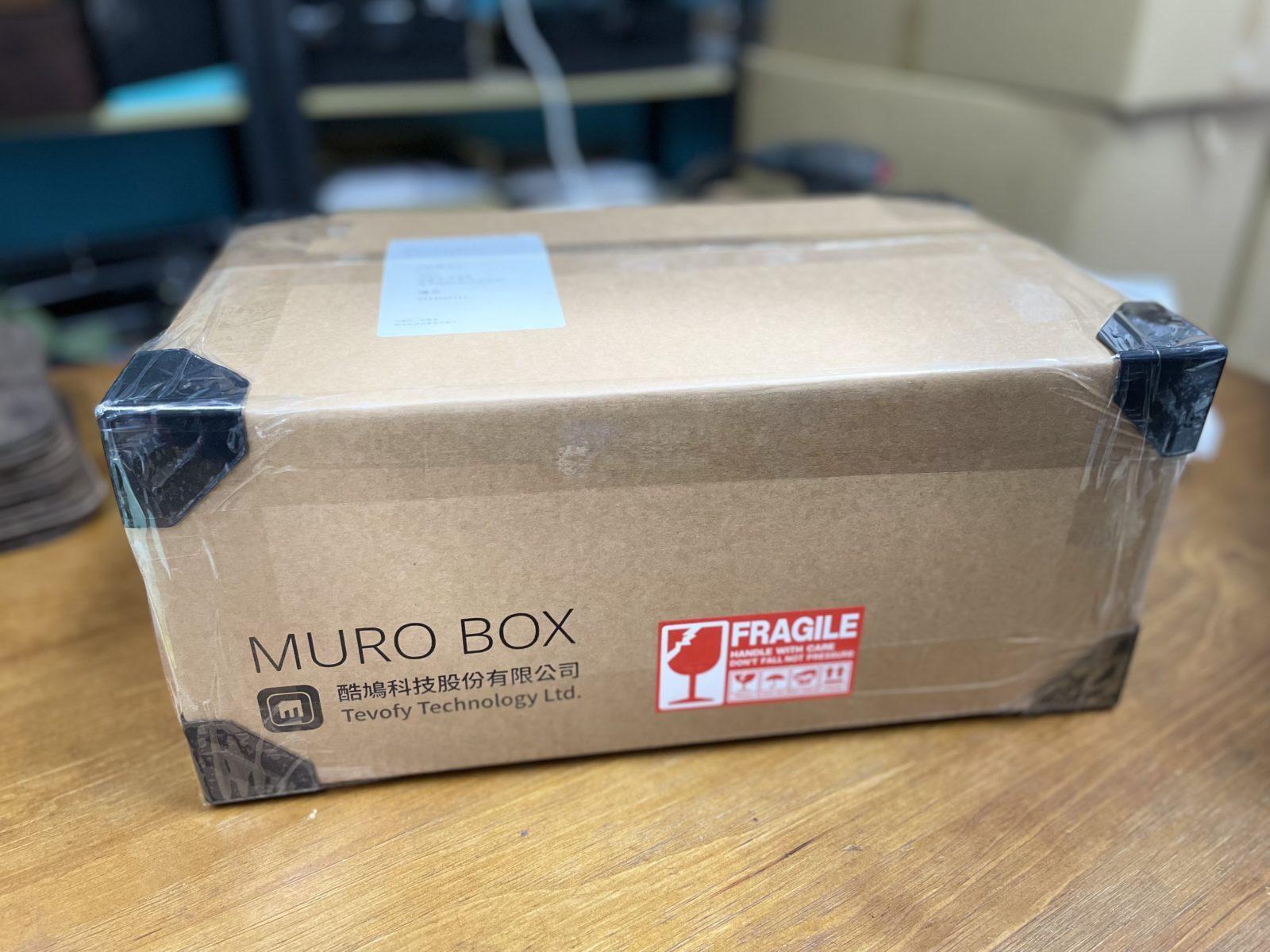 The packaging for the Muro Box-N40 music box includes corner protectors, ensuring the music box arrives safely from Taiwan to the Netherlands without any damage.