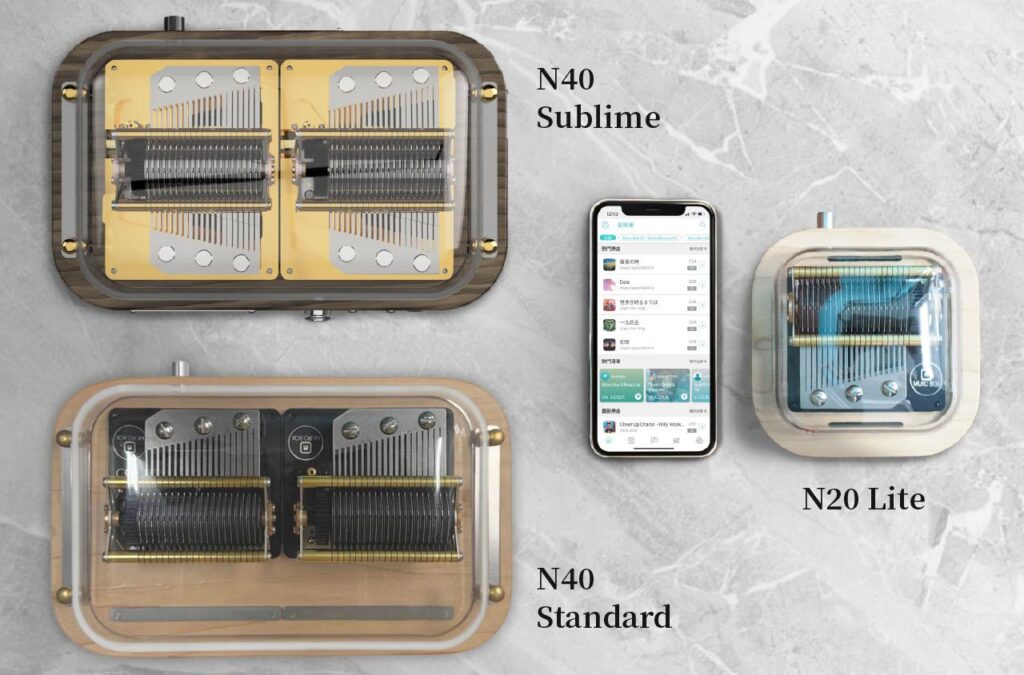 A top-down size comparison of the Muro Box-N40 Sublime, N40 Standard, and N20 Standard music boxes alongside a smartphone