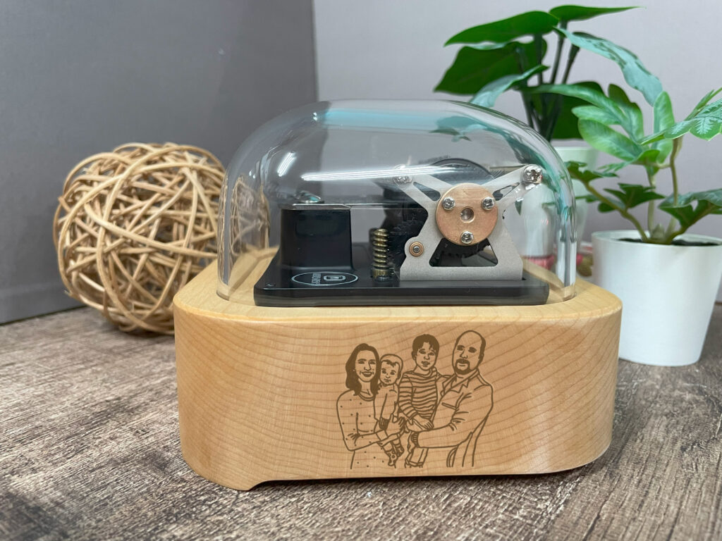 The customer of the Muro Box-N20 music box added a wooden box engraving, carving a family photo onto the box, using the Muro Box as a letter of gratitude to their family.