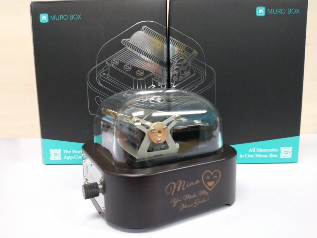 The customer of the Muro Box-N20 music box customized it with his wife’s favorite song, "Ballade Pour Adeline," along with a personalized engraving to express his heartfelt emotions.