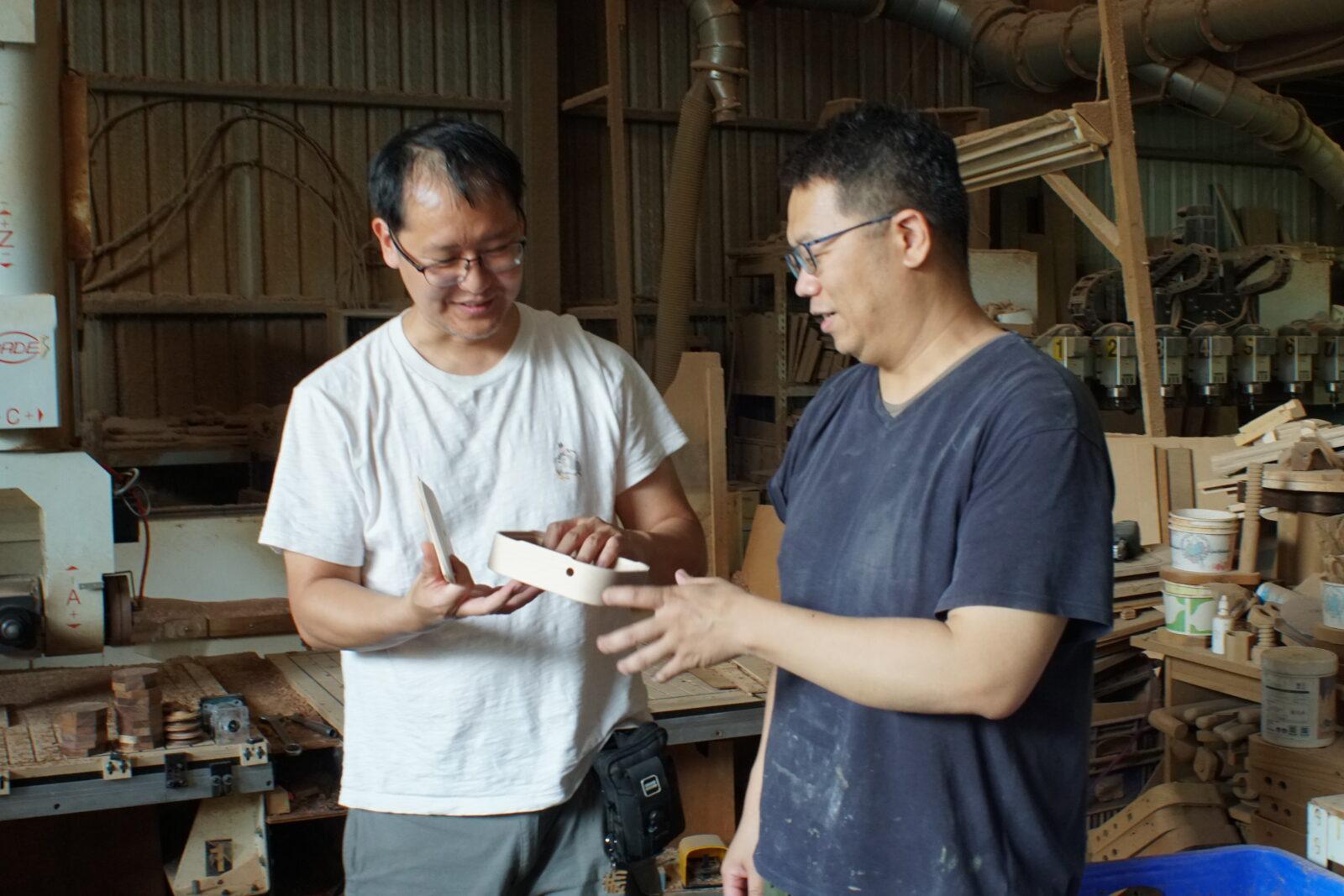 Muro Box 創辦人馮振祥與精工木業負責人葉志偉討論 N20 Lite Go木盒