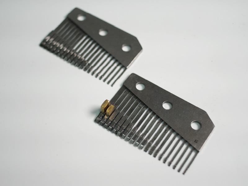 The comb on the left is the standard comb used for the N20 model, while the comb on the right, featuring a brass weight design, is exclusively for the N40 model.