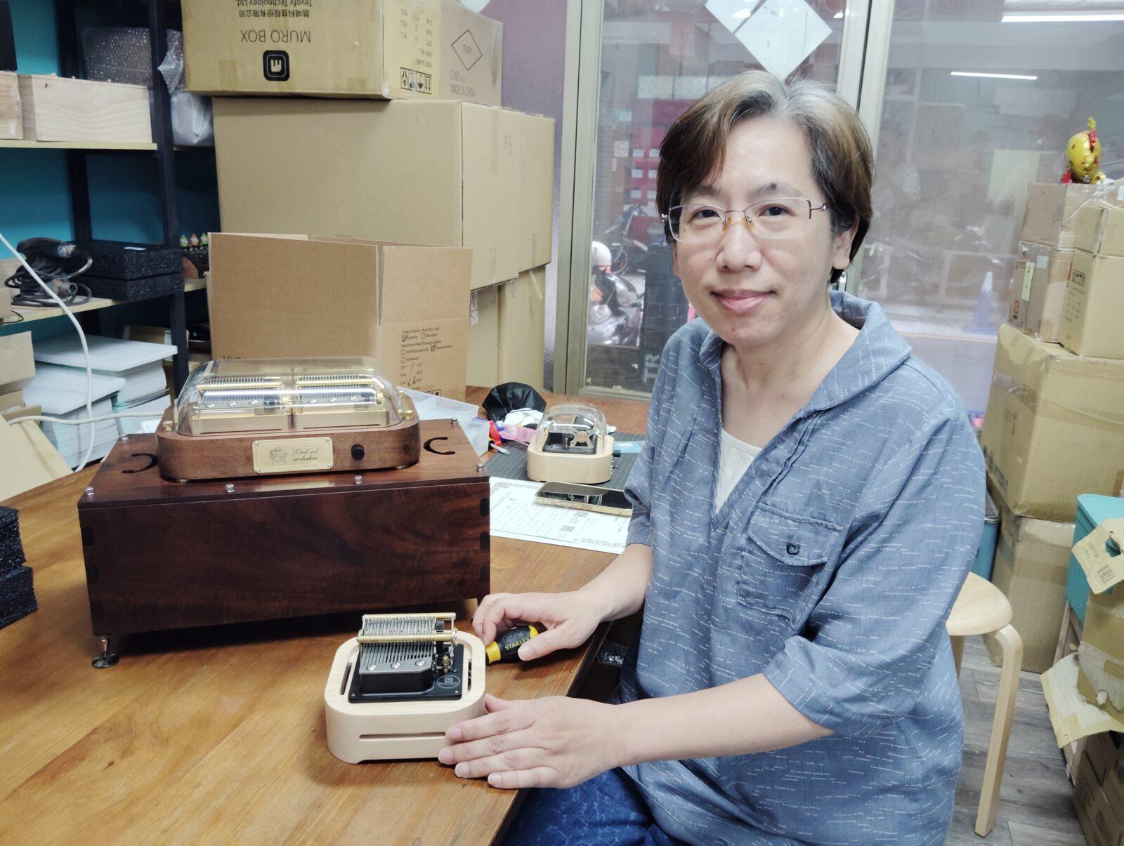 2025 年 5 月的一個週日下午，Chris 帶著朋友蘇小姐前往 Muro Box 位於三重的辦公室，一同參加 N20 智慧音樂盒的 DIY 音筒組裝課程。課程結束後，她也親自取走了自己於 2023 年 10 月在挖貝群募中贊助的 N40 穆風版（放置於相思木共鳴箱上的那台）