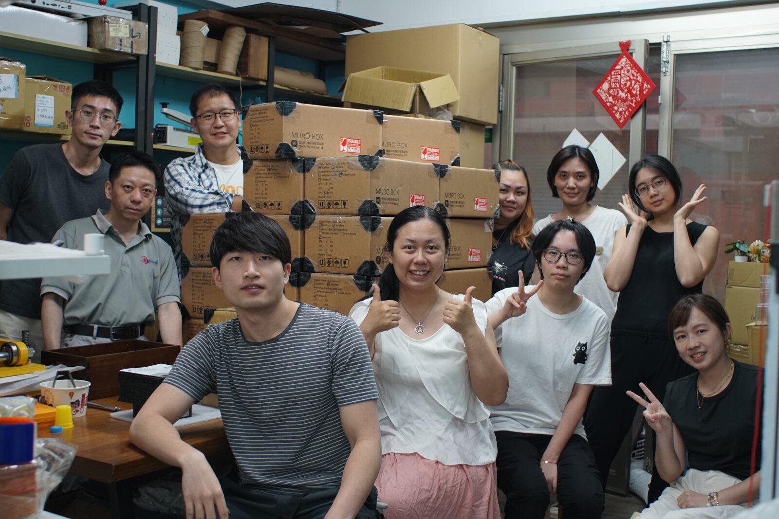 這張團隊大合照是2025/5/16 拍攝的,當時我們在慶祝終於可以正式出貨一批N40音樂盒給日本Green Funding群募客戶