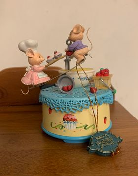 1992 年 Enesco《Baking You Happy》復古音樂盒,三隻老鼠角色動態演出,附原廠盒裝。