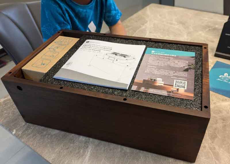 Muro Box-N40専用の共鳴箱は、本体オルゴールとすべての付属品を収納できるよう設計されており、衝撃吸収性能と梱包時の体積節約も考慮された丁寧な作りです。
