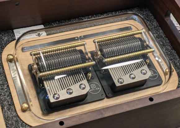 Muro Box-N40専用の共鳴箱は、本体オルゴールとすべての付属品を収納できるよう設計されており、衝撃吸収性能と梱包時の体積節約も考慮された丁寧な作りです。