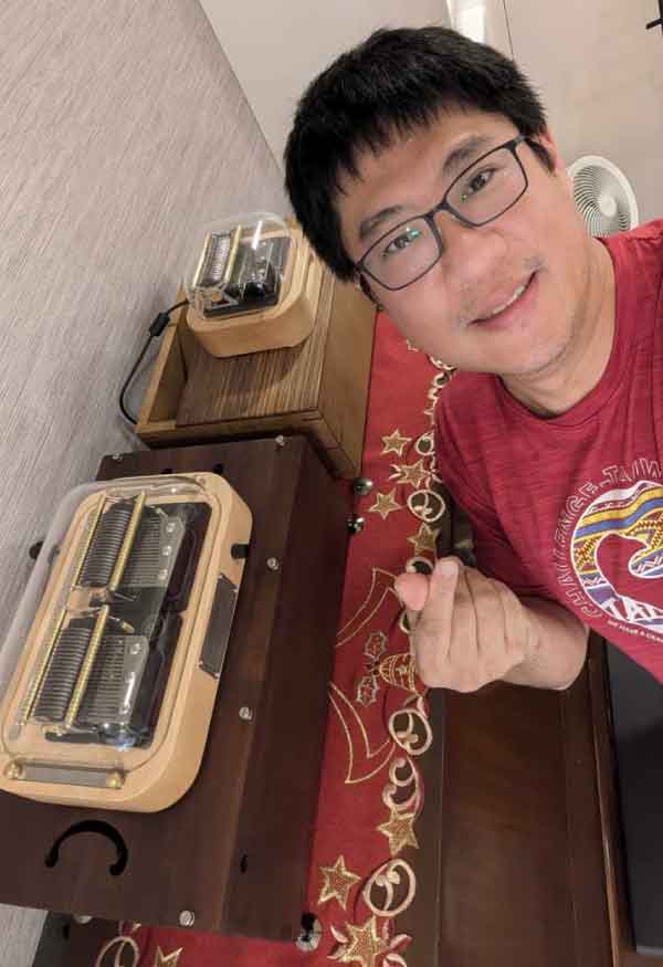 自宅の音楽部屋にて、陳彥廷さんとMuro Box-N40 標準版およびN20のスマートオルゴール。