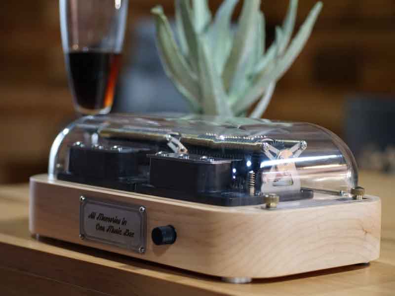Muro Box-N40 標準版スマートオルゴールは、無垢材のテーブルの上で演奏してもとても美しい音がします。家でちょっとお酒を楽しみながらくつろぐ時間にぴったりの自動演奏オルゴールです。