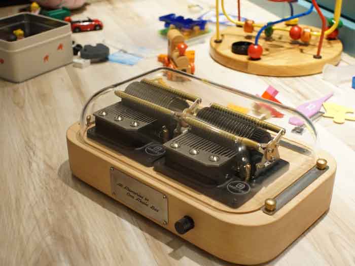 Muro Box-N40 標準版スマートオルゴールは、無垢材のテーブルの上で演奏してもとても美しい音がします。家でちょっとお酒を楽しみながらくつろぐ時間にぴったりの自動演奏オルゴールです。