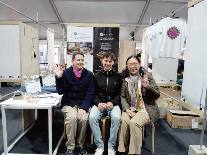 Muro Boxのブース前に座っている写真で、私とSiegfriedさんの間にいるのは、今回のKIKK Festivalへの出展に招待してくれたAugustinさんです。いつも私のささいな質問にも丁寧に答えてくれて感謝しています。