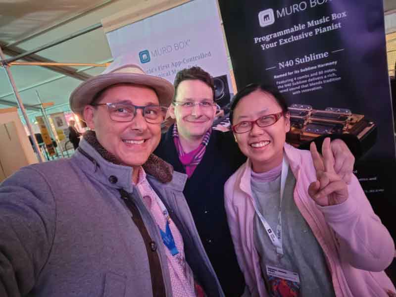 左側にいるのがCarmeloさん、中央がSiegfriedさん、そして右側が私（蔡筱晨）です。この写真は、2025年のKIKK Marketに出展したMuro Boxのブースで撮影したものです。