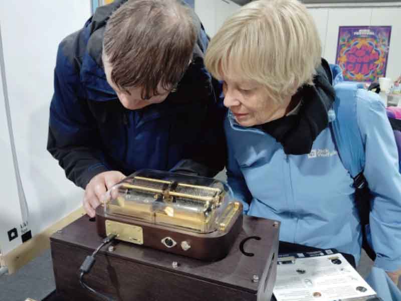 GeertさんはMuro Box N40サブライム版の外観を丁寧に撫で、素材ごとの形や温もりを感じながら、ニュースレターやウェブサイトで読んだ説明がついに現実になったことを実感していました。